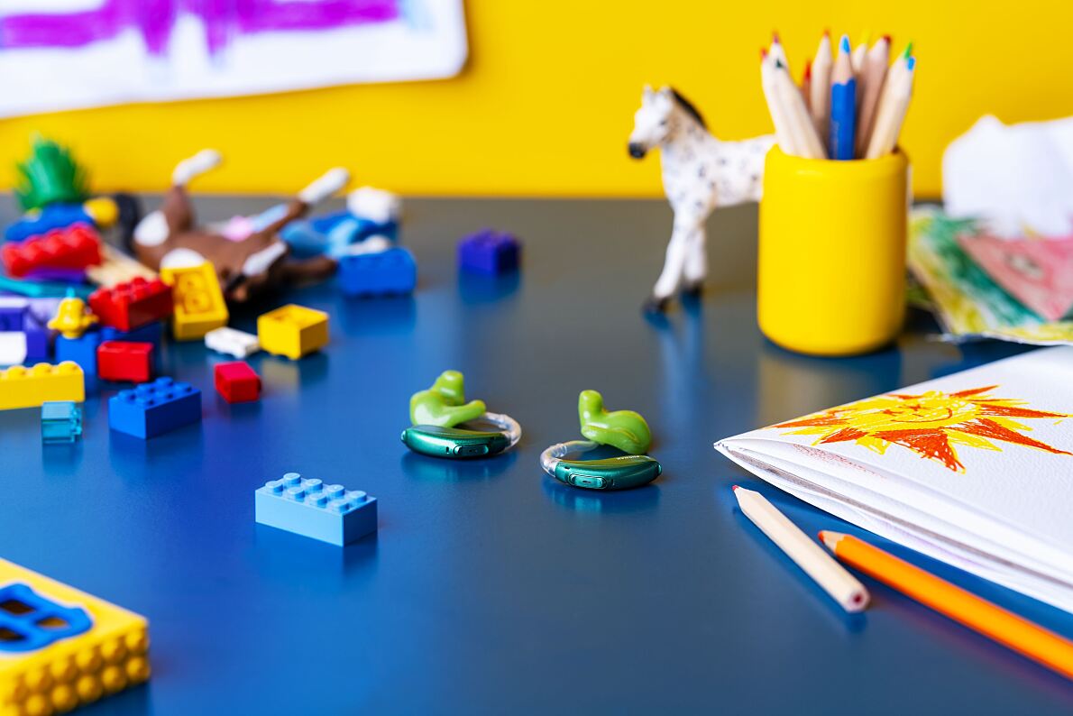 Bunte, individuell gestaltete Hörlösungen fördern die Akzeptanz und machen das Hörgerät zu etwas, das Kinder gerne tragen