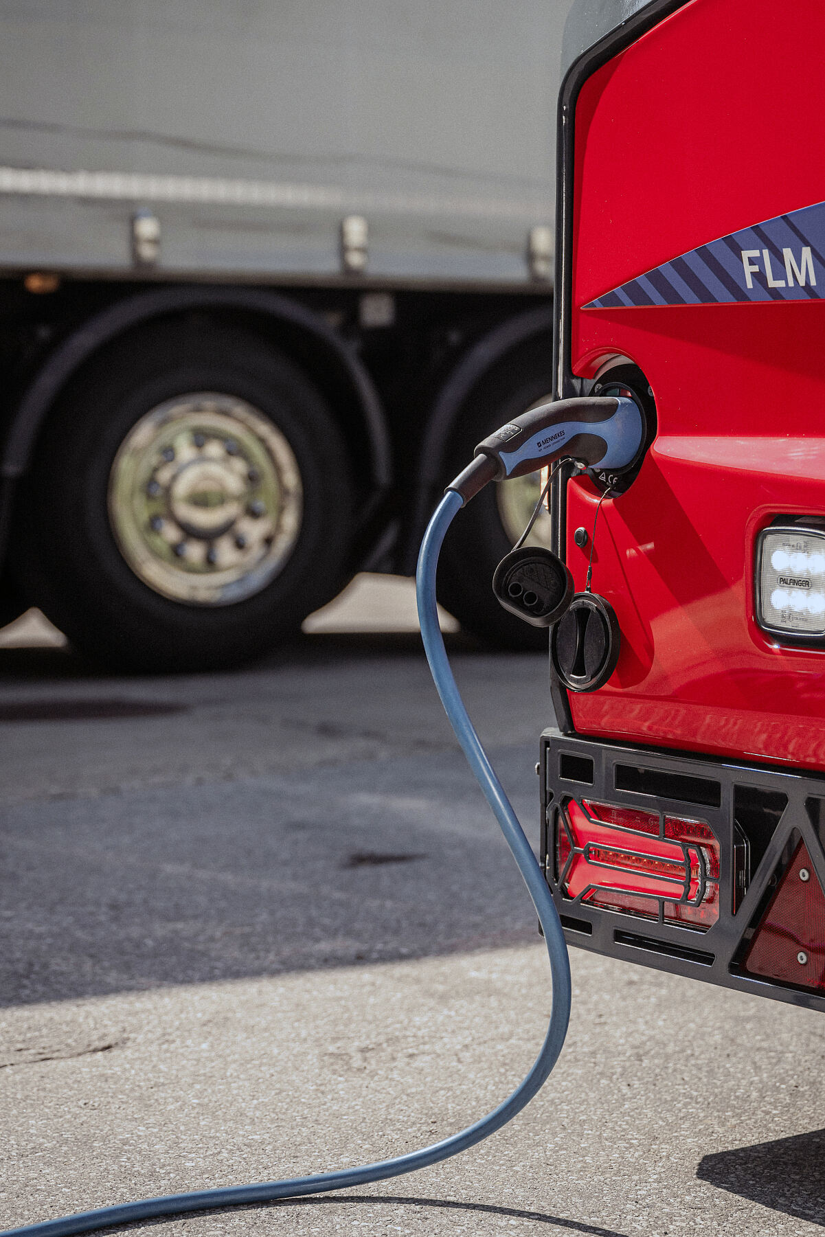 PALFINGER launches compact Middle-Seat Truck-Mounted Forklift