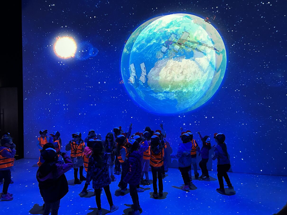 Mit VR-Brillen auf Entdeckungstour: Virtuelle Einblicke und echte Begeisterung bei „Neugierig ins Leben“ bei PALFINGER.