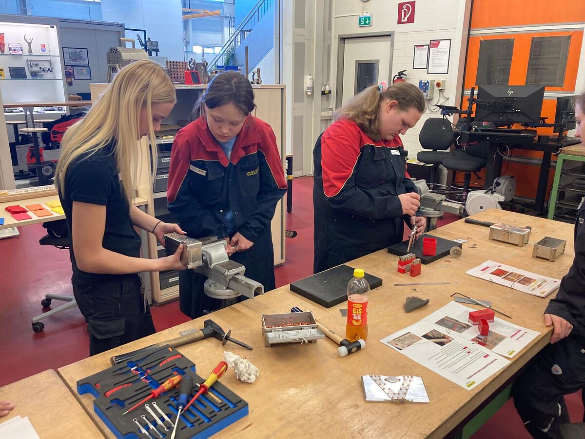 Im direkten Kontakt mit Handwerk und Technik entdeckten die Teilnehmerinnen beim Girls’ Day bei PALFINGER ihre Stärken und neue Perspektiven.