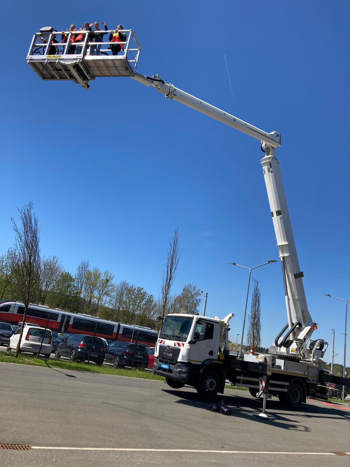 Hoch hinaus beim Girls’ Day: Auf der Hebebühne entdeckten die Teilnehmerinnen bei PALFINGER Technik aus einer neuen Perspektive. 