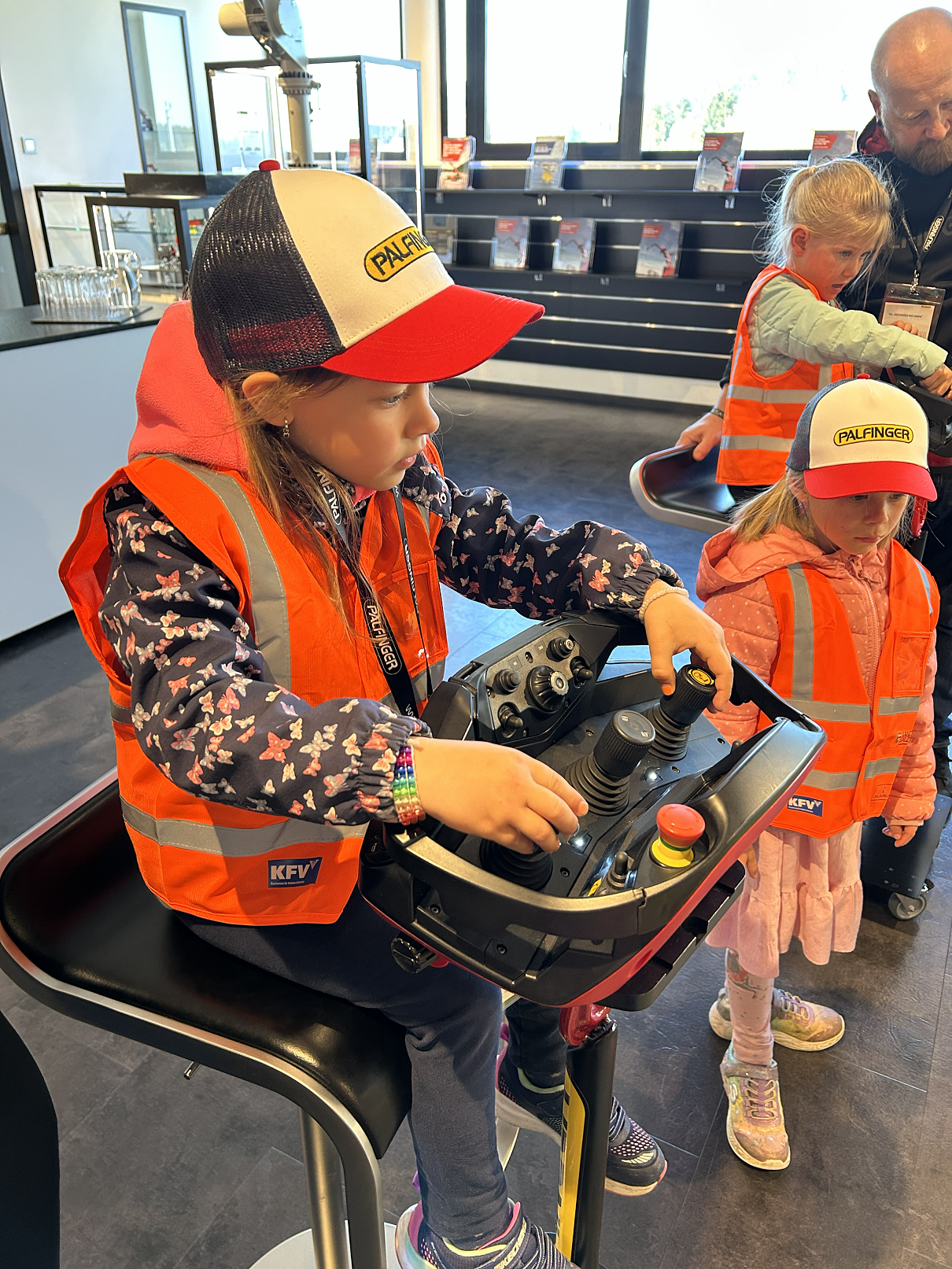 Mit viel Neugier testeten die Mädchen im Rahmen von „Neugierig ins Leben“ bei PALFINGER die Kransteuerung.