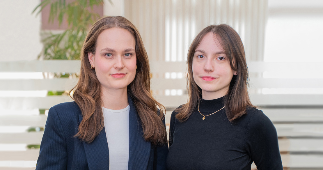 Victoria Romanin und Lena Schmid steigen zu Senior Consultants auf