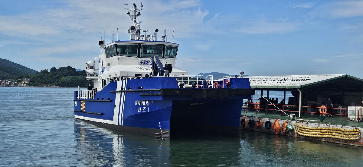 Das koreanische Crew Transfer Vessel KWINDS 1 unterstützt Offshore-Wind-Einsätze mit einem PALFINGER Marinekran  PK 25.001 M.