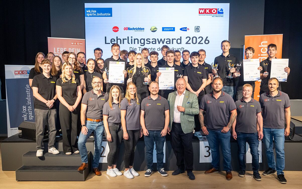 Die erfolgreichen PALFINGER Lehrlinge mit dem Ausbildungsteam und PALFINGER CEO Andreas Klauser. 