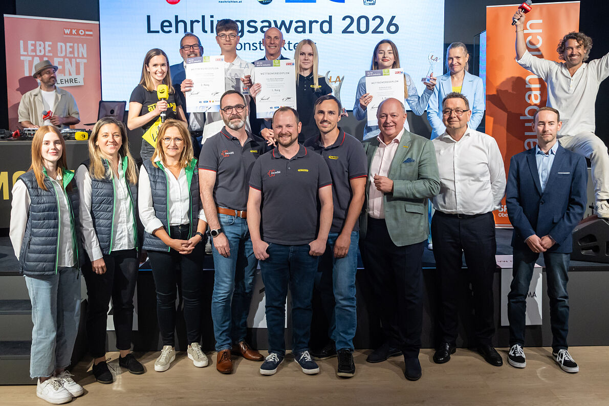Lisa Baumeister glänzt in Gold: Die PALFINGER Konstrukteurin holt sich den ersten Platz im Lehrlingswettbewerb und freute sich gemeinsam mit den weiteren Ausgezeichneten und ihrem Team.