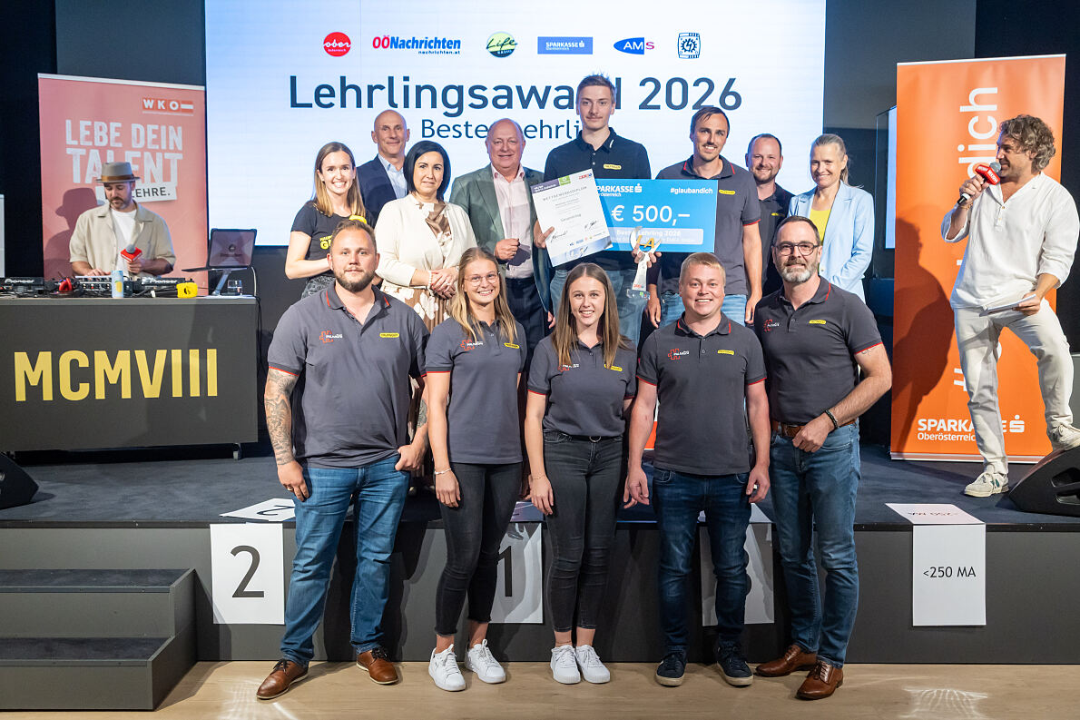 „Lehrling des Jahres“: PALFINGER CEO Andreas Klauser und das Ausbildungsteam freuen sich mit Matthias Scheinast.