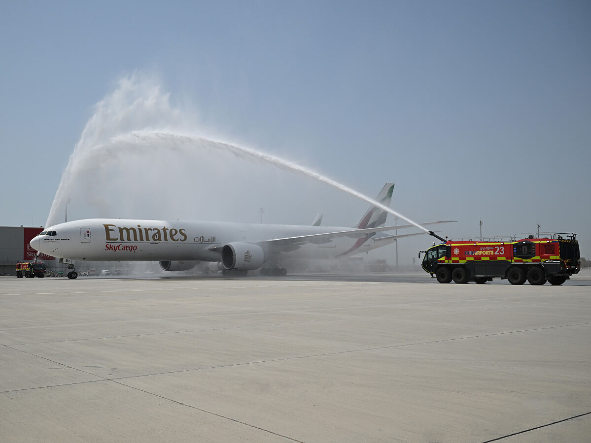 Die Boeing 777-300ERSF wird mit einer Wasserkanonensalve begrüßt