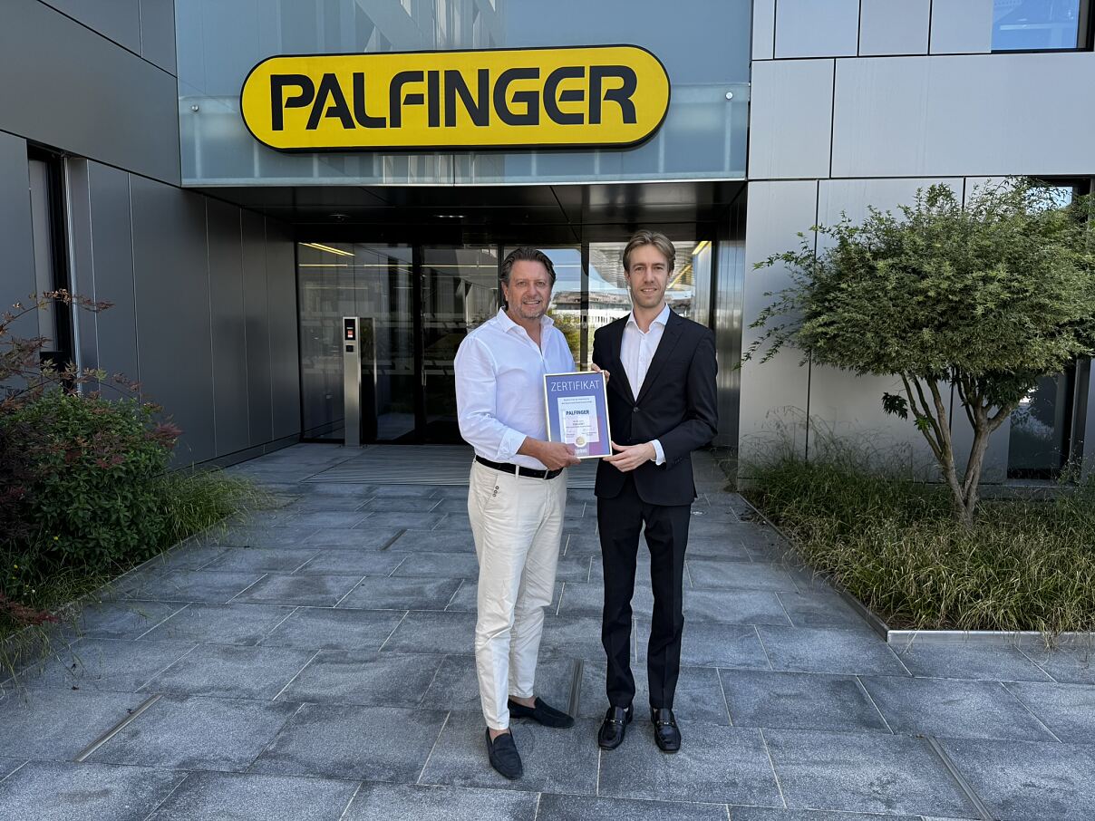 Übergabe des Business Superbrands-Zertifikats 202627 an PALFINGER. Im Bild (vlnr): Armin Schlamp, Vice President Global Marketing & Communications bei PALFINGER und Lukas Langreiter, Key Account Manager Superbrands DACH