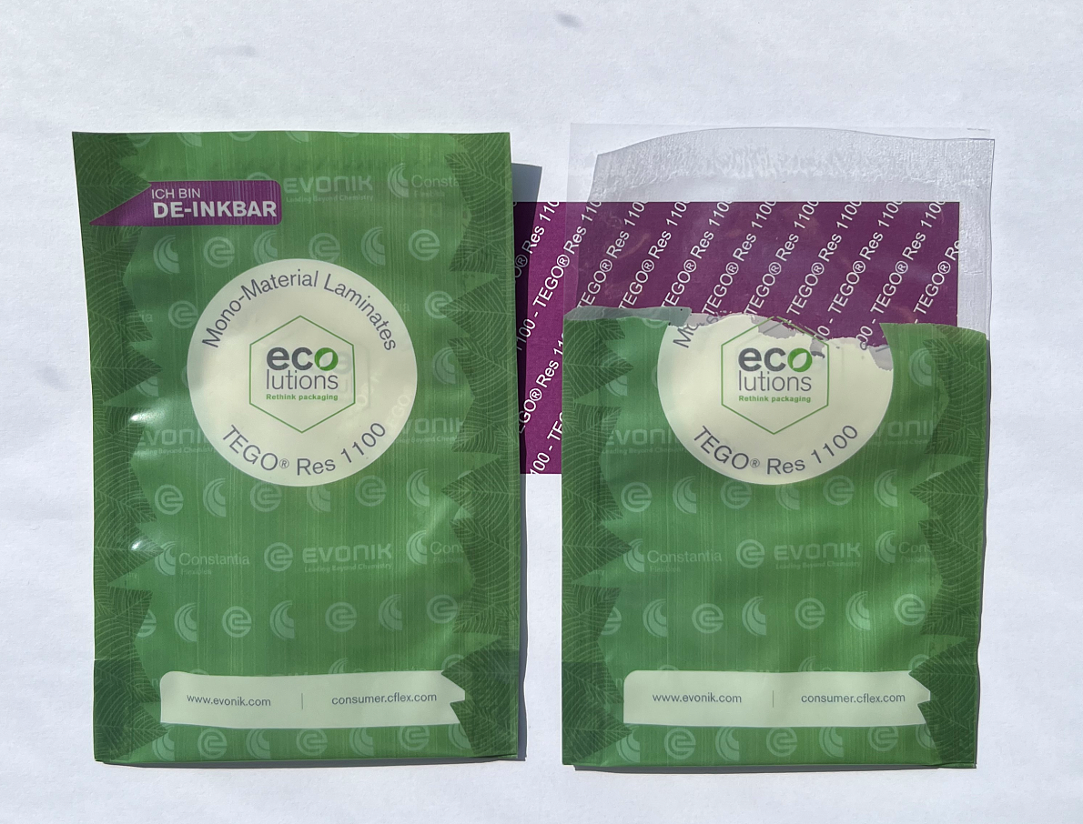 EcoLamPlus, mit weißer Druckfarbe bedruckt, die Evoniks TEGO® Res 1100 Deinking-Lösung enthält