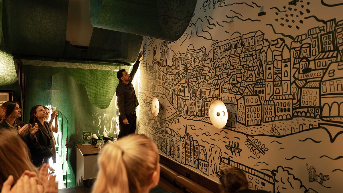 Eröffnung Out of the Green Starbucks Coffee House Central