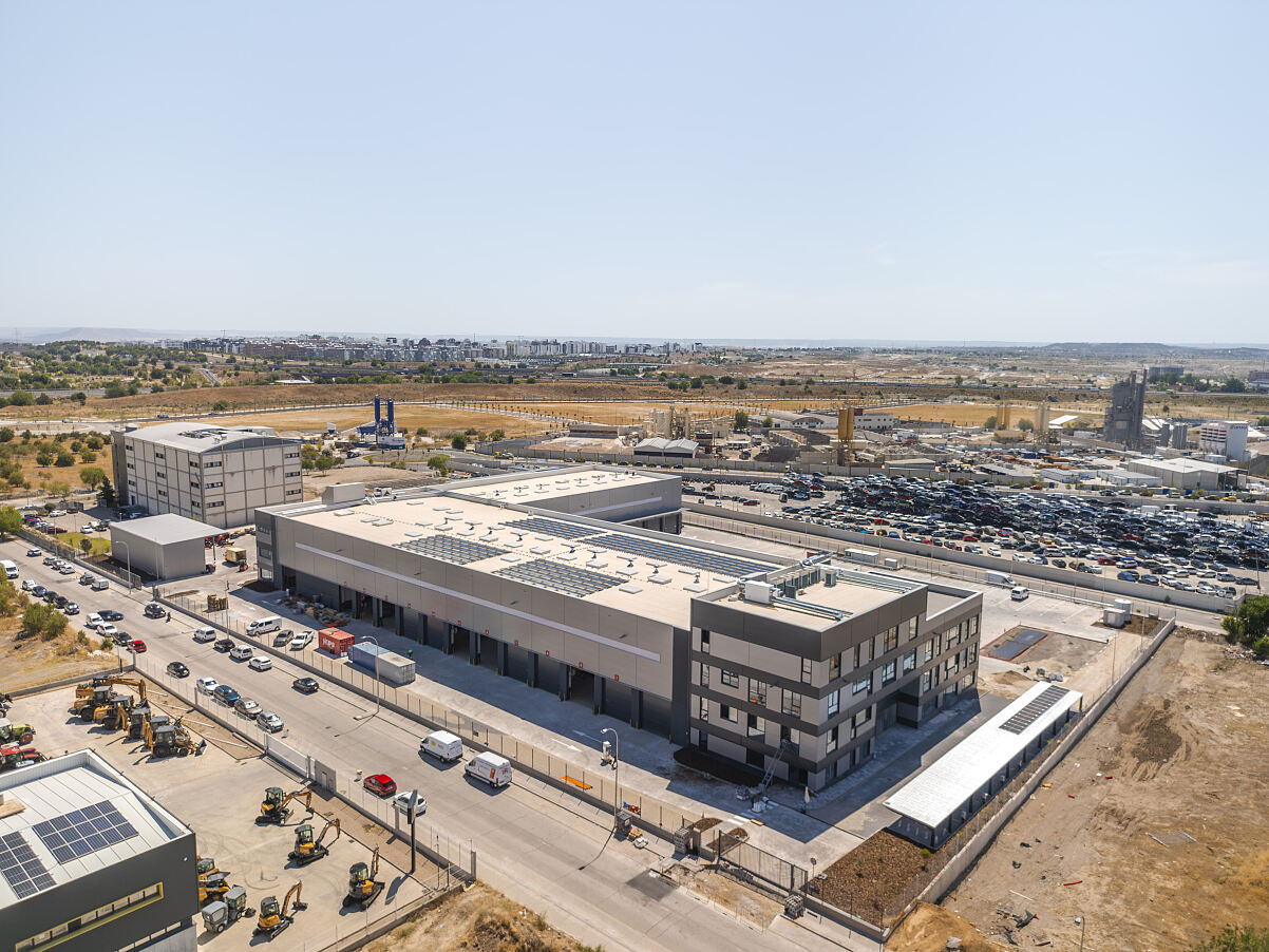 Mit einer Fläche von 22.000 m² vereint der neue Standort in Madrid Vertrieb, Service, Montage, Logistik und Ersatzteilversorgung unter einem Dach.