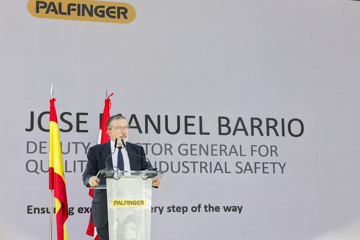 José Manuel Prieto Barrio, Deputy Director General for Quality and Industrial Safety, at his speech at the opening of the new PALFINGER site in Madrid.