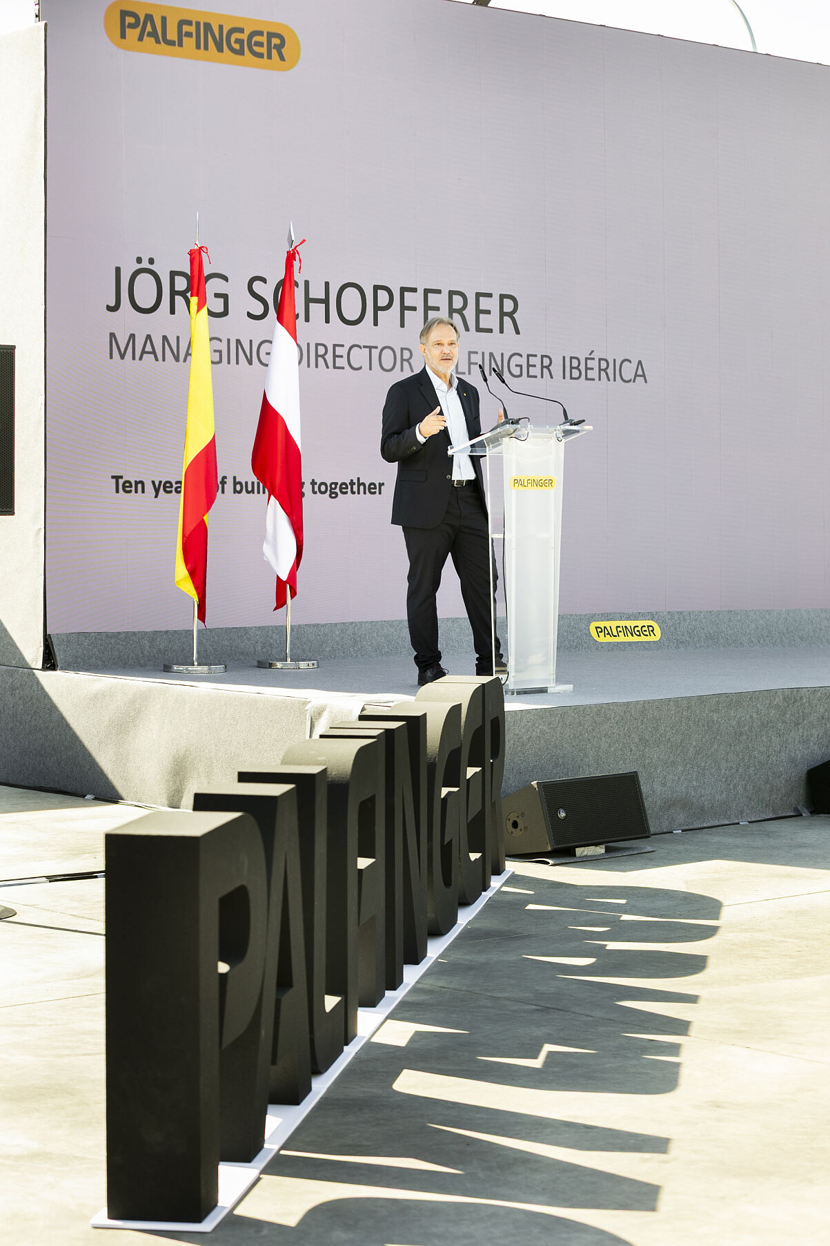 Jörg Schopferer, Managing Director von PALFINGER Ibérica, betont bei der Eröffnungsfeier des neuen Standorts in Madrid die Vorteile für Zusammenarbeit, Effizienz und operative Leistungsfähigkeit.