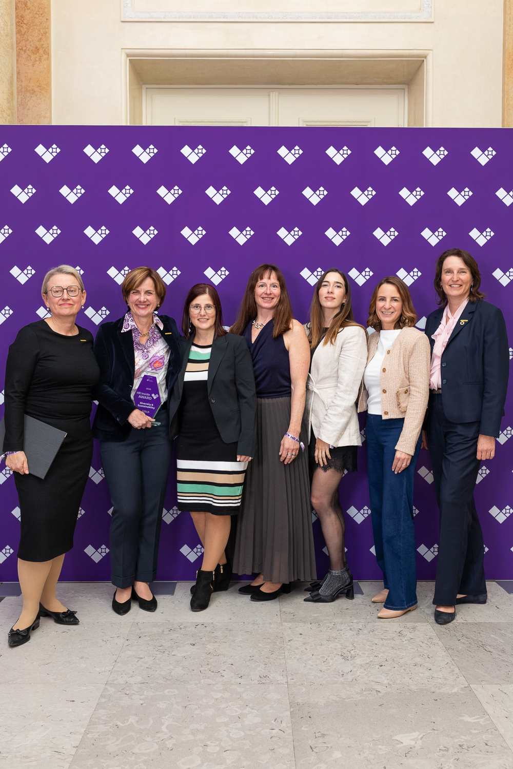Gemeinsam mit dem Projekt-Team nahm CHRO Maria Koller den HR Inside Award für den Sieg in der Kategorie „Diversity & Sustainability“ entgegen.