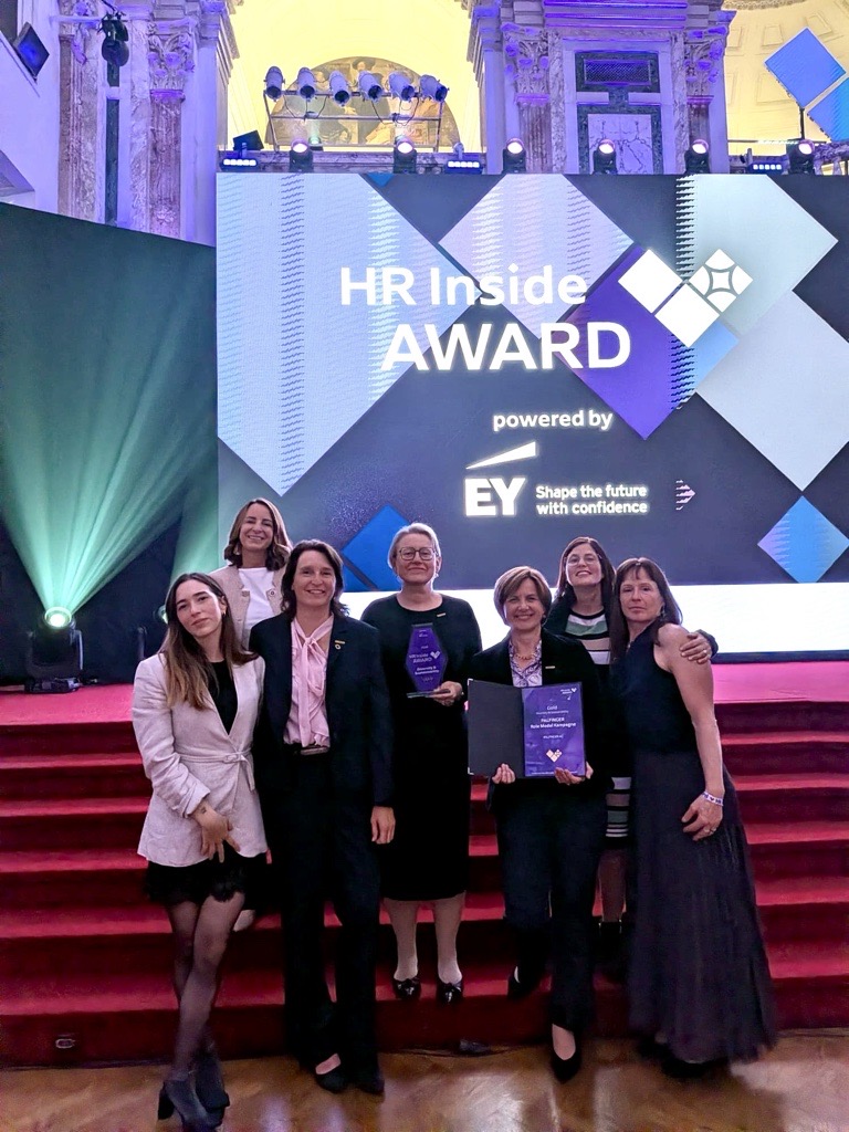 Große Freude beim HR Inside Award: Maria Koller gemeinsam mit dem Projekt-Team nach der Auszeichnung in der Kategorie „Diversity & Sustainability“.