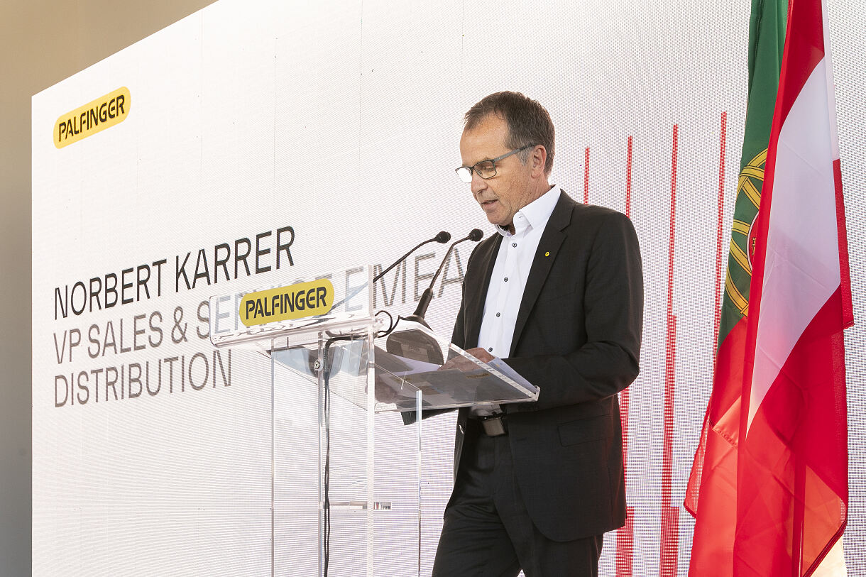 Norbert Karrer bei seiner Rede über die Bedeutung des neuen Sales & Service Hubs in Lissabon und die Verbindung von globaler Expertise mit lokaler Marktkenntnis.