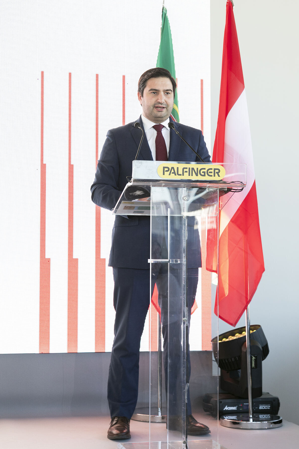Bürgermeister João Miguel Nicolau bei seiner Rede zur feierlichen Eröffnung des neuen PALFINGER Sales & Service Hubs in Lissabon.