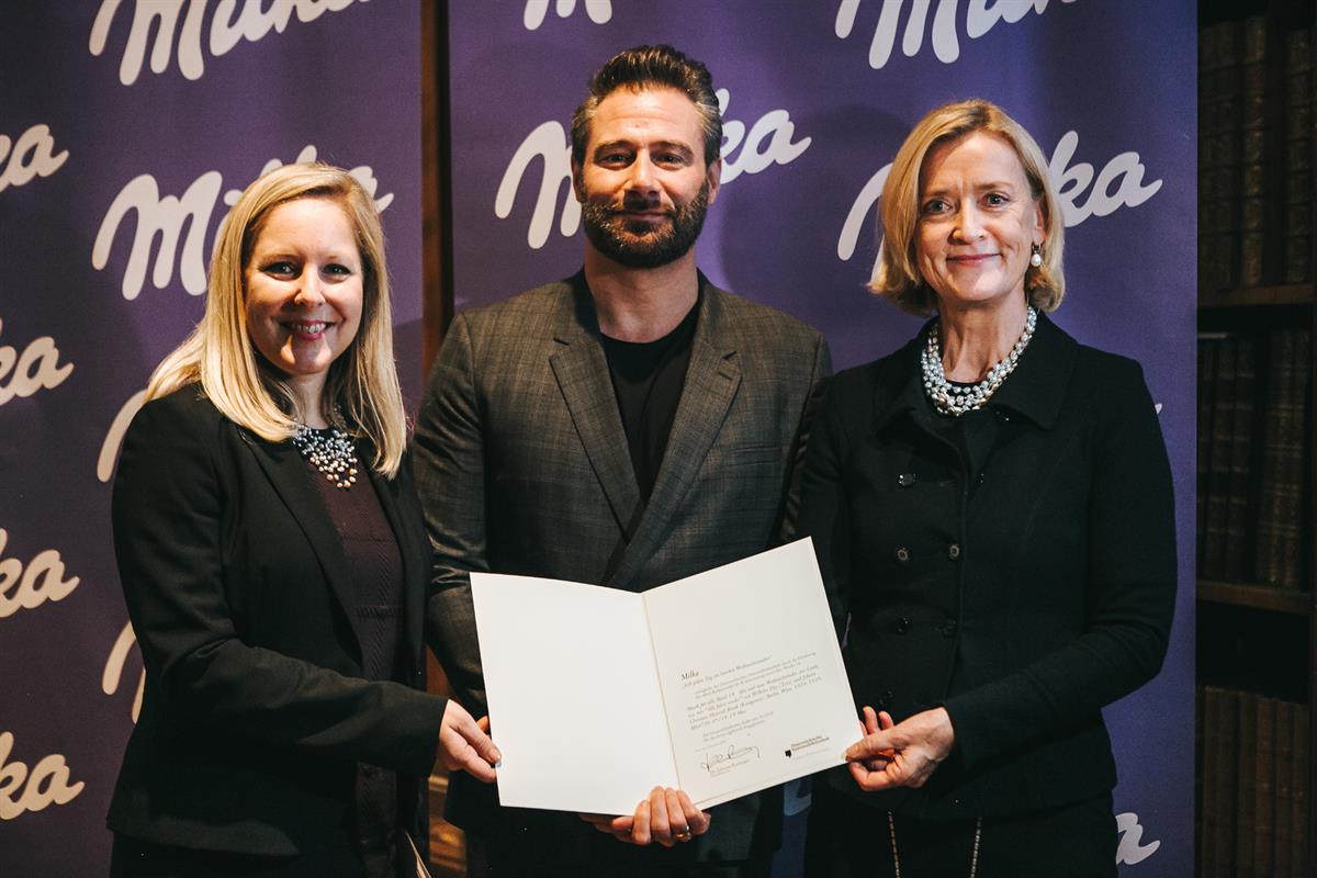 Milka - Übergabe Buchpatenschaft (v.l.n.r. Livia Kolmitz (Pressesprecherin Mondelez Österreich, Sasha, Genarldirektorin Österreichische Nationalbibliothek Dr. Johanna Rachinger)