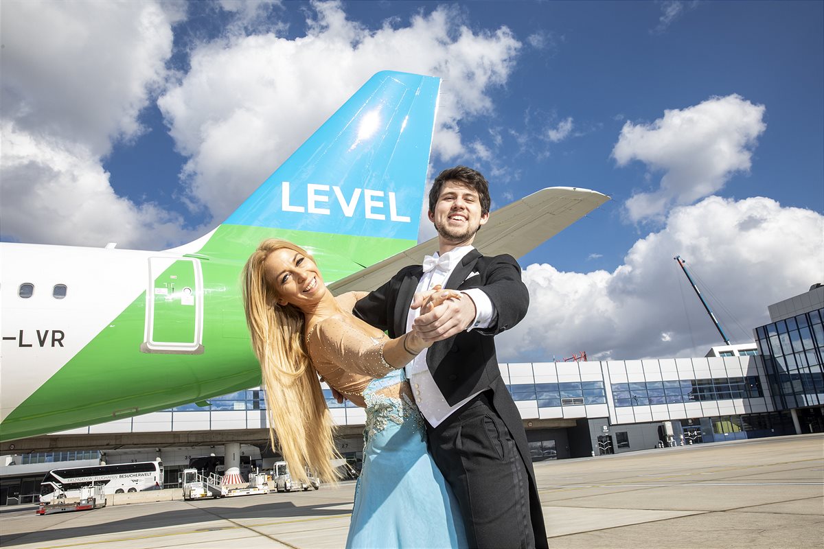 Yvonne Rueff mit Tanzpartner Colin Hentschel vor einer LEVEL Maschine