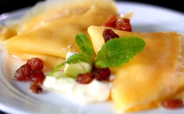 Crêpes mit Äpfeln und Rosinen