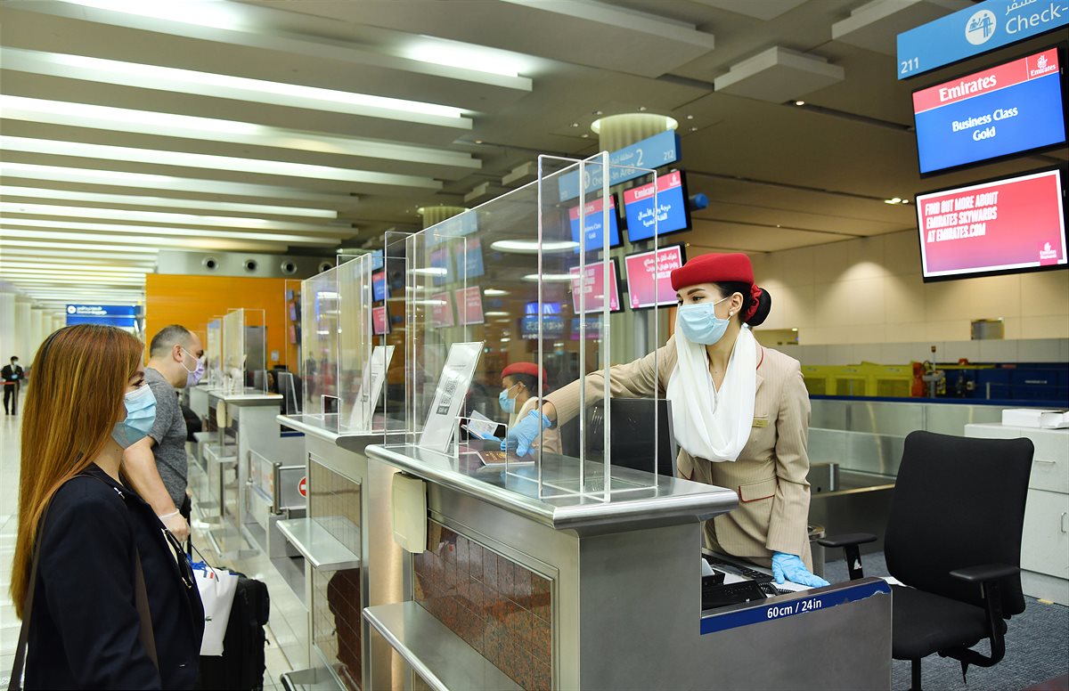 Schutzbarrieren an Check-in- und Einreiseschaltern
