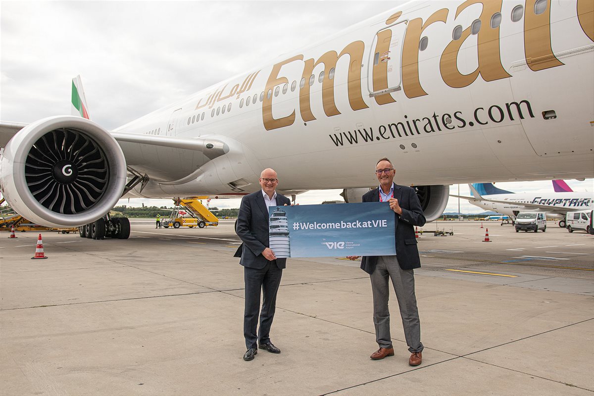 li: Julian Jäger, Vorstand der Flughafen Wien AG; re: Martin Gross, Direktor von Emirates in Österreich 