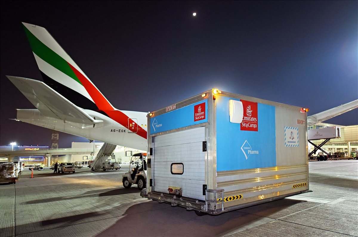 Emirates SkyCargo beim Transport der ersten Charge des Pfizer-Biontech Impfstoffes
