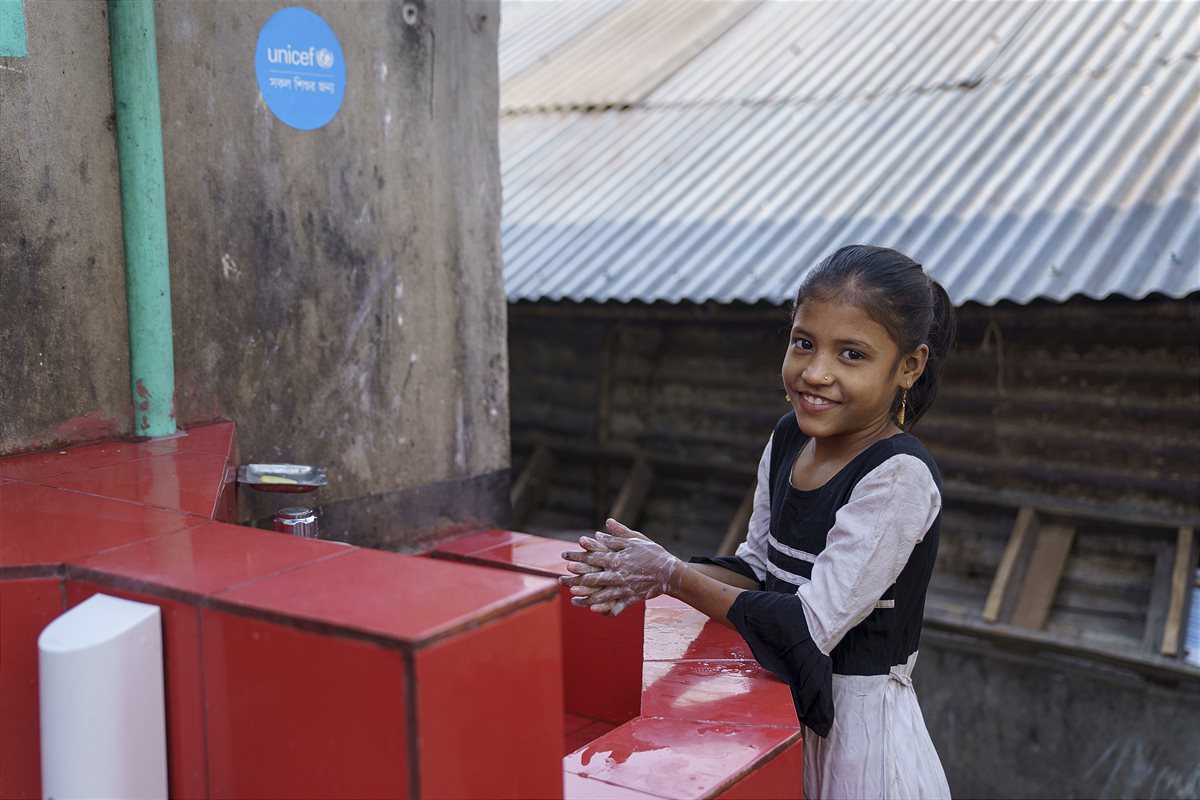 Das WASH-Projekt von UNICEF versorgt Familien in Bangladesch mit sauberem Wasser und Möglichkeiten zur Hygiene