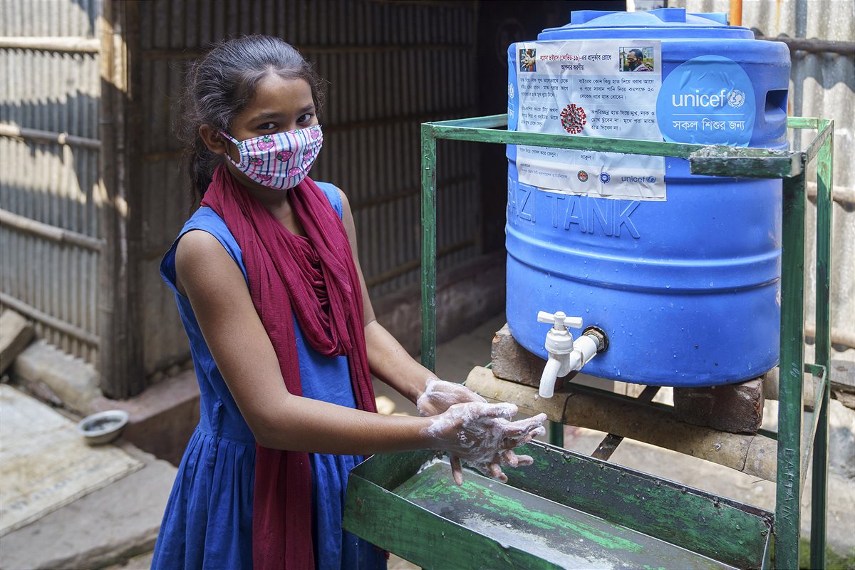 Das WASH-Projekt von UNICEF versorgt Familien in Bangladesch mit sauberem Wasser und Möglichkeiten zur Hygiene