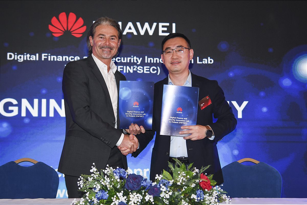 (Digital Finance and Security Innovation Lab; Signing ceremony: From left: Dietmar Pucher, Managing Director at Raiffeisen Digital GmbH and Wang Aimeng, President of Huawei Finland Research Center)