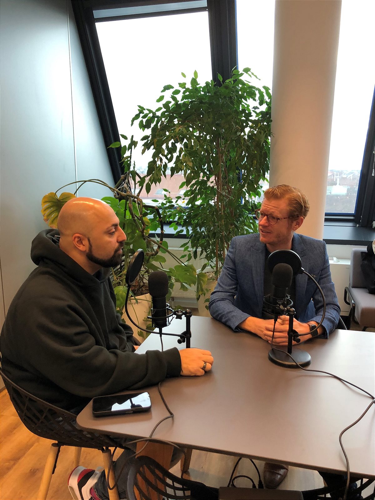 Ali Mahlodji und Maximilian Schulyok im Podcast-Gespräch