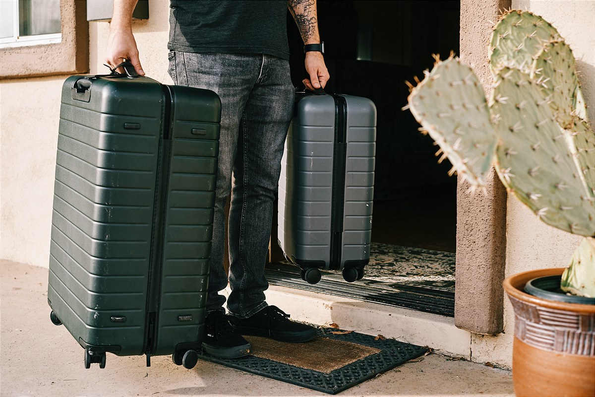 Mann mit zwei Koffern