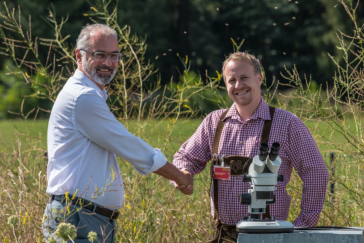 Produktionsvorstand Martin Zehnder (l.) übergibt die Mikroskope an Obmann Marcel Rieder, © PALFINGER