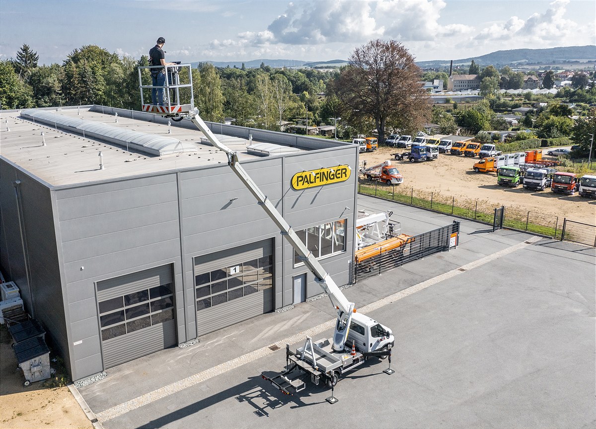 PALFINGER’s first emission-free aerial work platforms - will be presented at bauma, the photo shows the P 250 BK. 