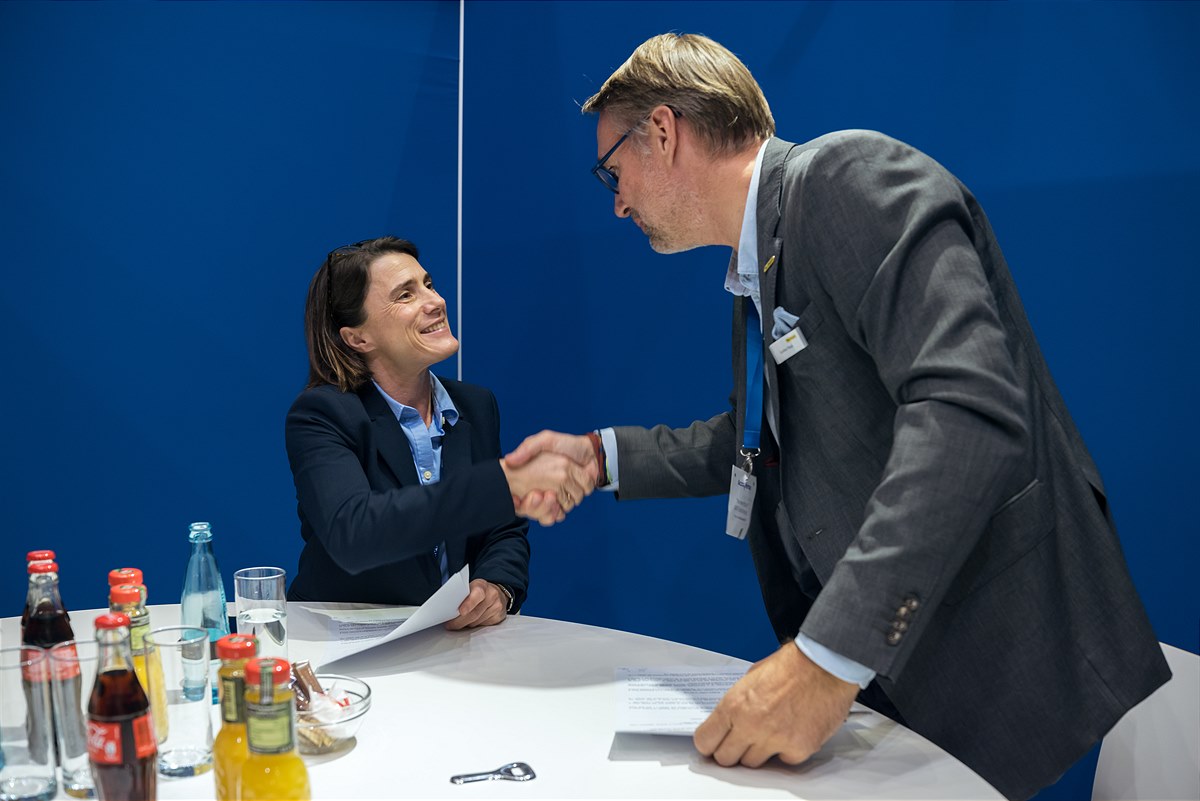 Natasha Covas-Kneiss, CEO & Vice Chair ELTRAK GROUP and Gunther Fleck, Vice President Sales & Service Region Marine at PALFINGER at the signing ceremony at SMM in Hamburg.
