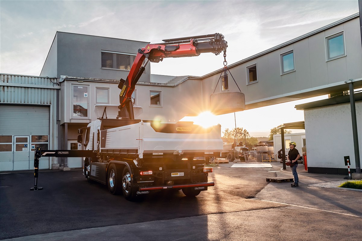 With the new and for the firsttime exhibited PK 250 TEC, PALFINGER presents an innovative showcase model that considerably simplifies crane operation thanks to smart control systems. 