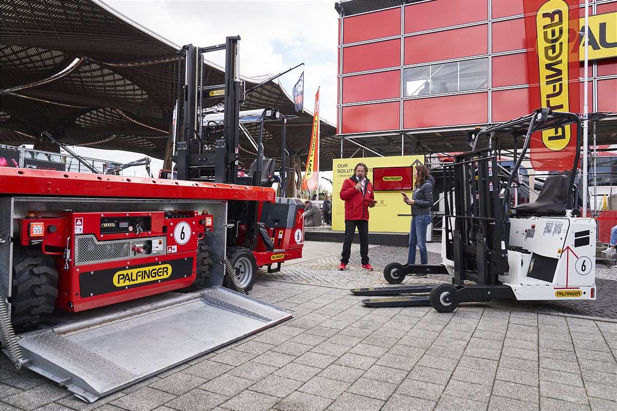 With the F3 151 Silent Pack (right), PALFINGER presents the lightest and quietest truck-mounted forklift in its class. On the left side is the remote-controlled Box Mounted (BM) 214 and the FLC 253 4W truck-mounted forklift.