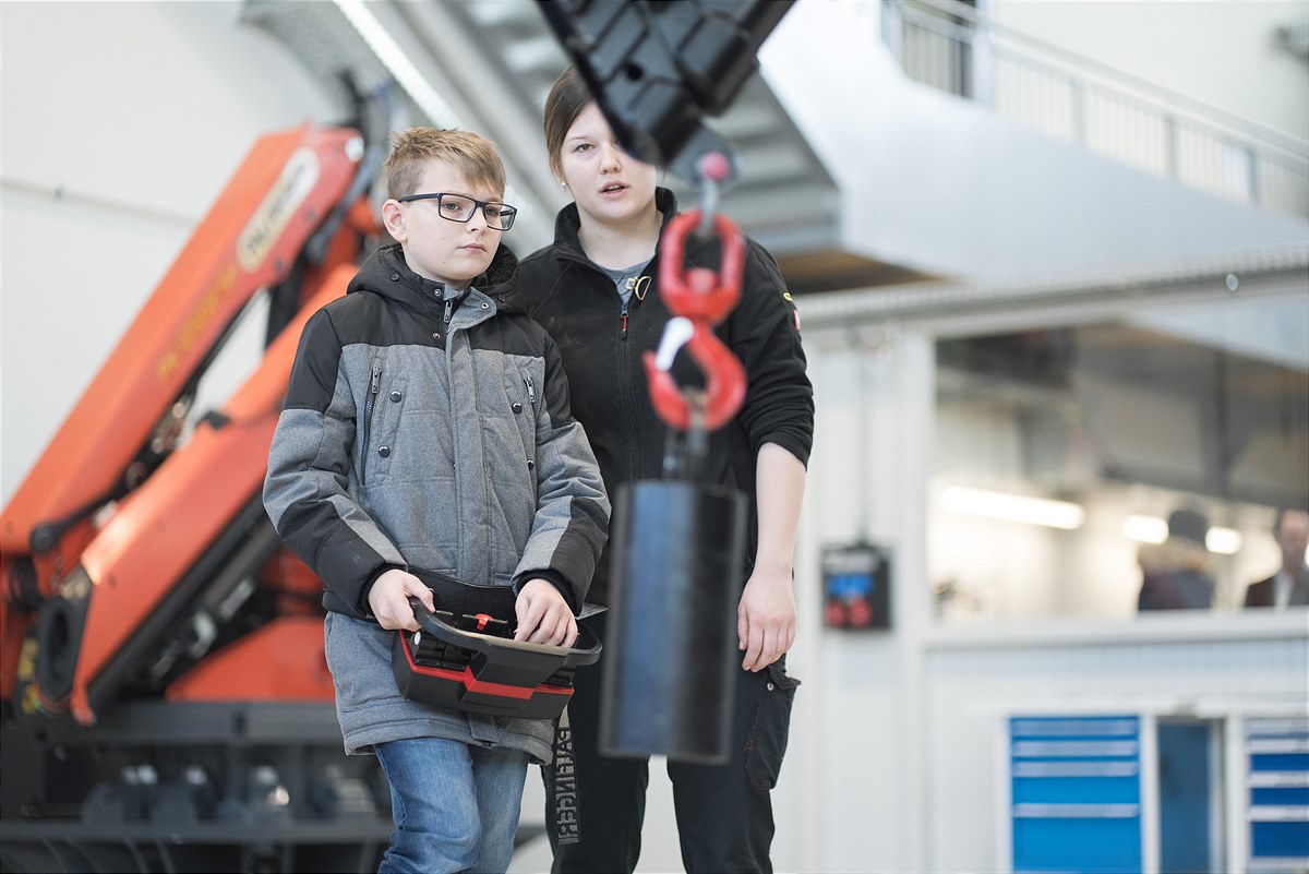 At a total of 17 different stations, PALFINGER apprentices demonstrated their skills and gave an insight into their varied training. 