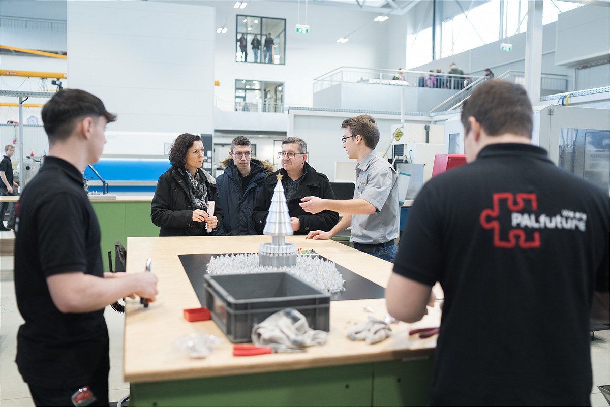 At a total of 17 different stations, PALFINGER apprentices demonstrated their skills and gave an insight into their varied training. 