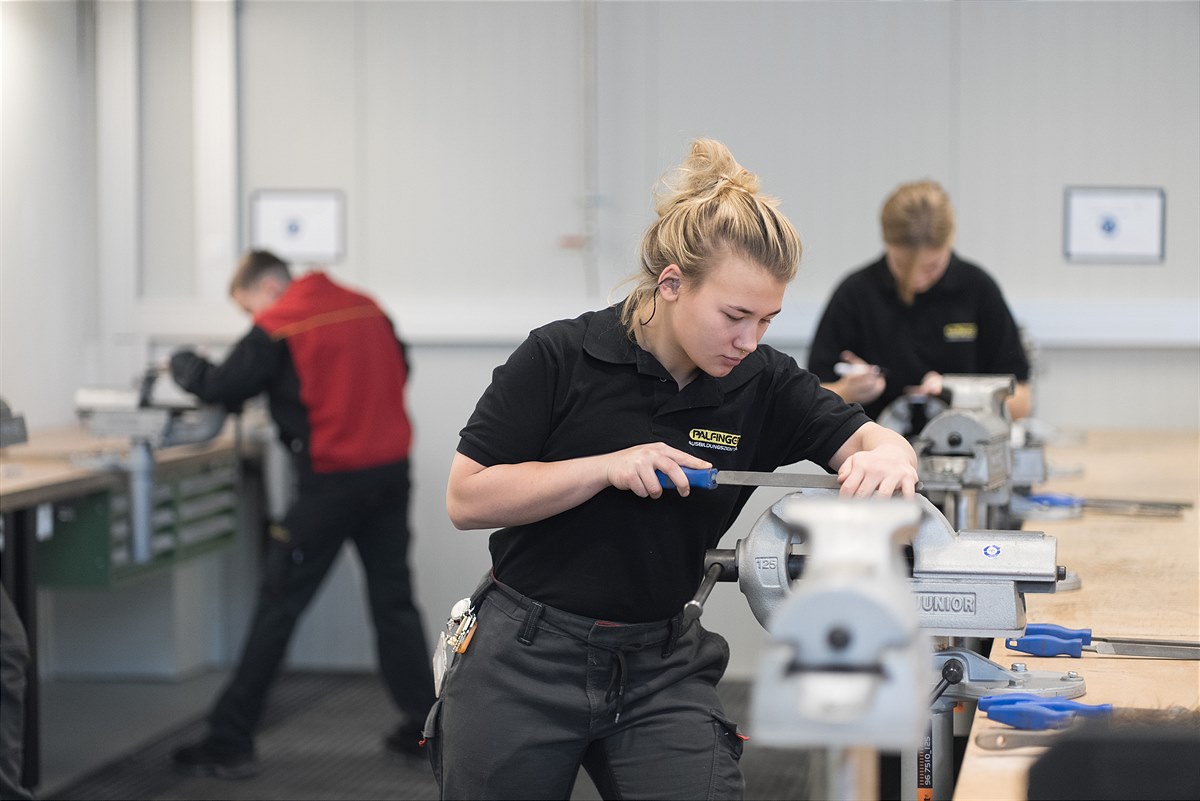 At a total of 17 different stations, PALFINGER apprentices demonstrated their skills and gave an insight into their varied training. 
