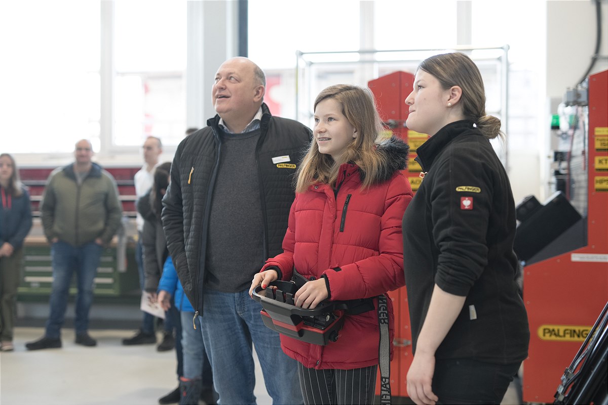 At a total of 17 different stations, PALFINGER apprentices demonstrated their skills and gave an insight into their varied training. 