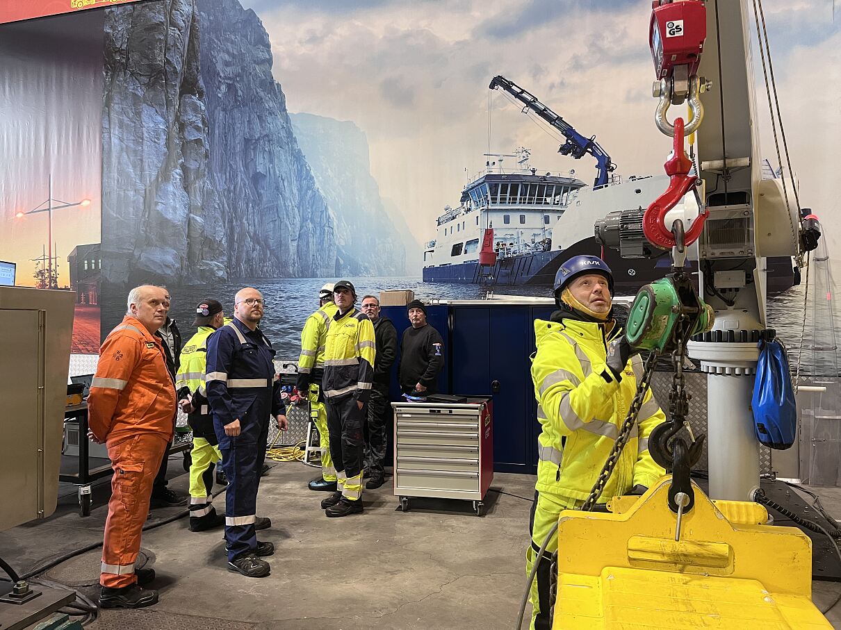 PALFINGER MARINE now covers the inspection of safety measures on cranes and hoists for offshore wind turbines with a new qualification course that is unique worldwide.