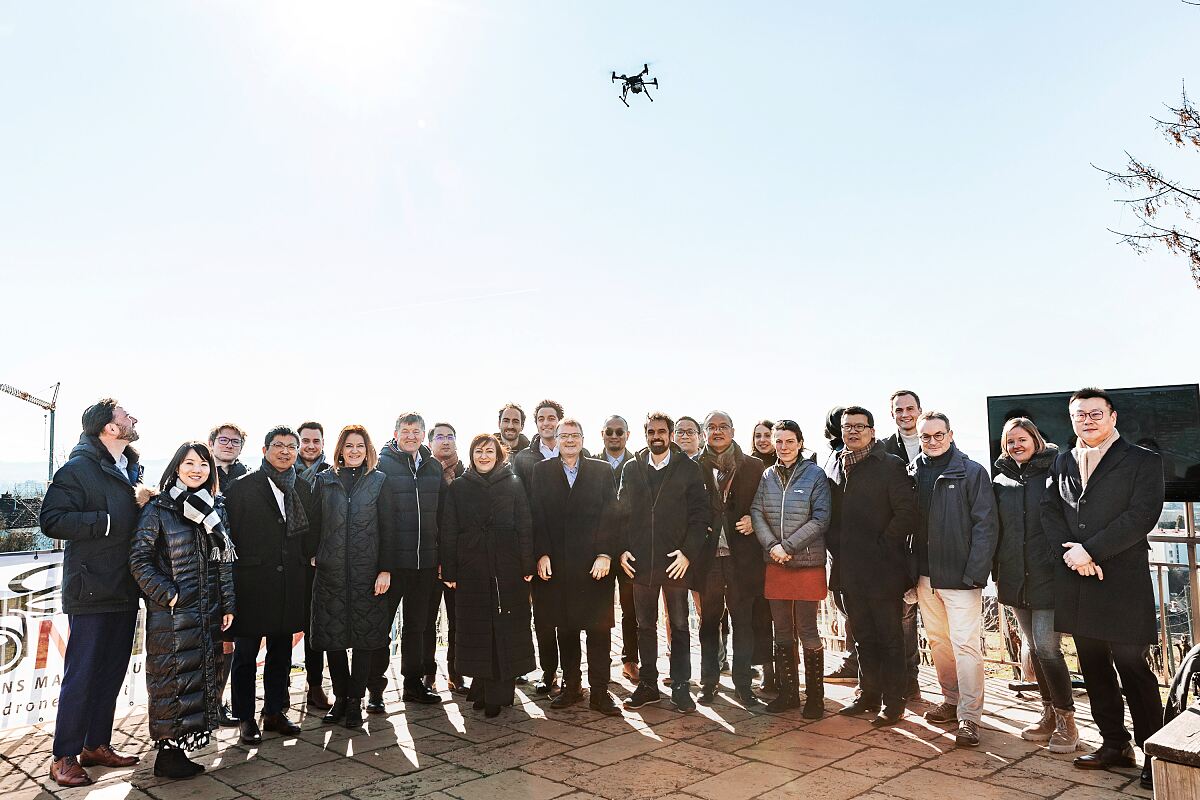 Die Delegation beim Smart Farming Projekt von Huawei und Dronetech in Linz