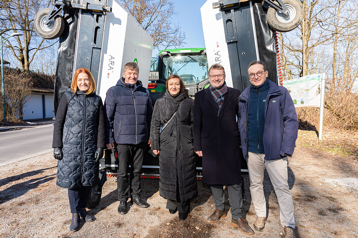 Die Delegation beim Smart Farming Projekt von Huawei und Dronetech in Linz