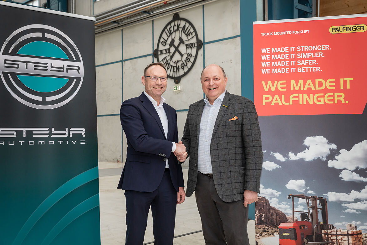 vlnr: Johann Ecker, Sprecher der Geschäftsführung von Steyr Automotive mit Andreas Klauser, CEO PALFINGER AG, bei der Unterzeichnung der strategischen Partnerschaft in Steyr.