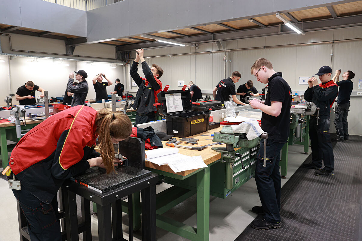 Auszubildende aus ganz Oberösterreich traten vergangenen Samstag bei dem technischen Wettbewerb an. Darunter 22 PALFINGER Lehrlinge.