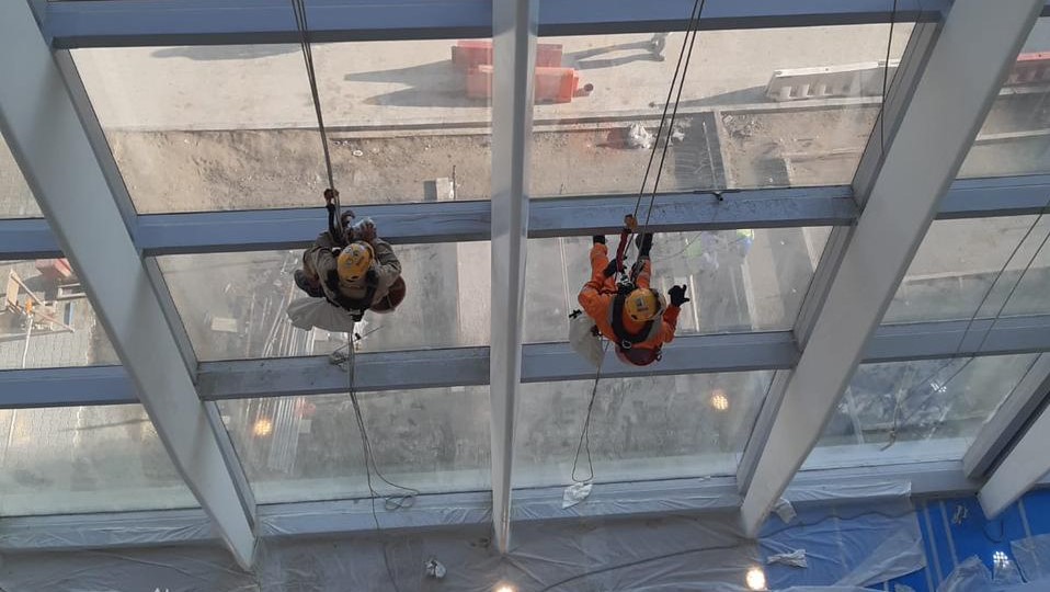 PALFINGER employees are applying the finishing touches to hard-to-reach areas of Abu Dhabi’s new terminal.