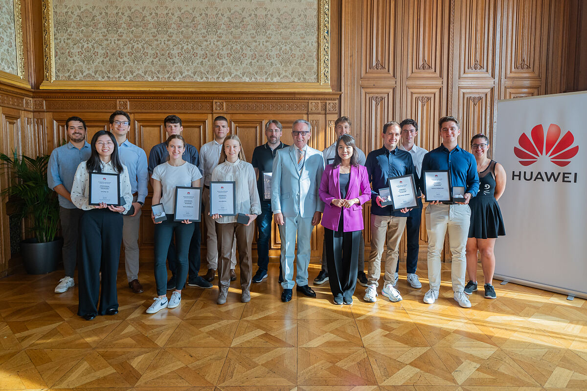 Die diesjährigen „Seeds for the Future“ Programm Teilnehmer:innen bei der feierlichen Zeremonie im Wiener Rathaus. 