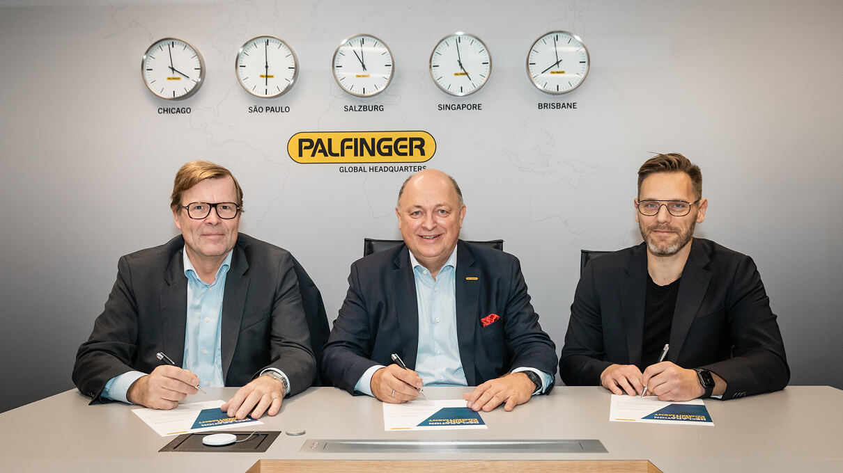 Per Harald Kongelf, COO, Aker BP; Andreas Klauser, CEO PALFINGER AG and Torbjørn Engedal, CEO Optilift ved den offisielle signerings seremonien hos hovedkontoret til PALFINGER i Salzburg, Østerrike. © PALFINGER 
